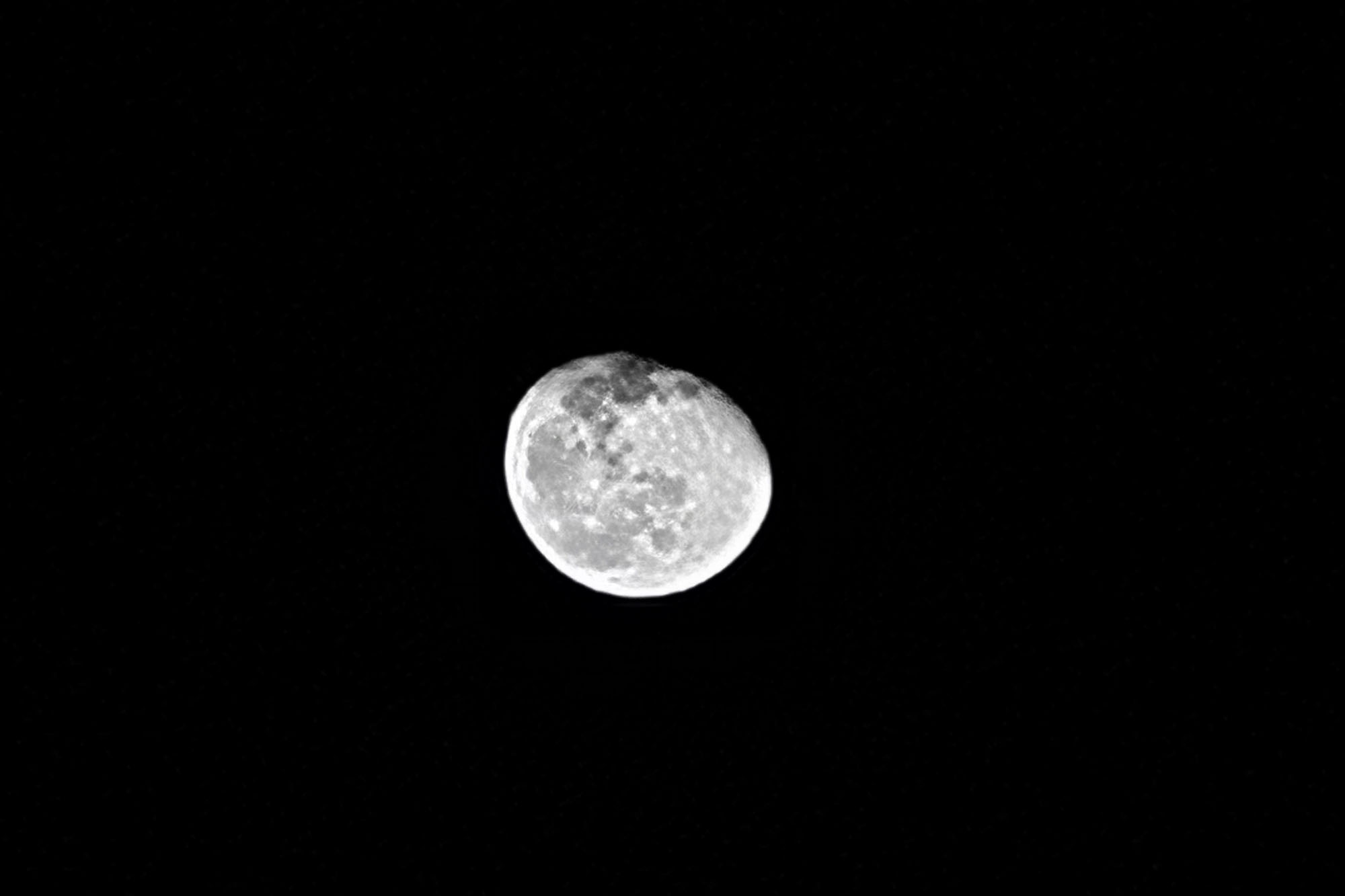 This is a handheld moon photo captured with the Samsung Galaxy S21 FE 5G.