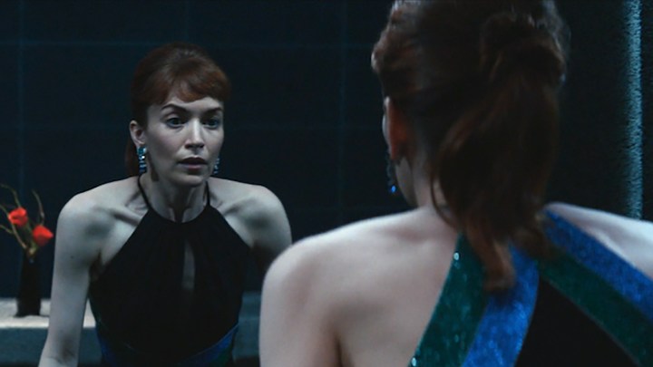 Helly mirándose en el espejo en una escena del final de Severance en Apple TV+.