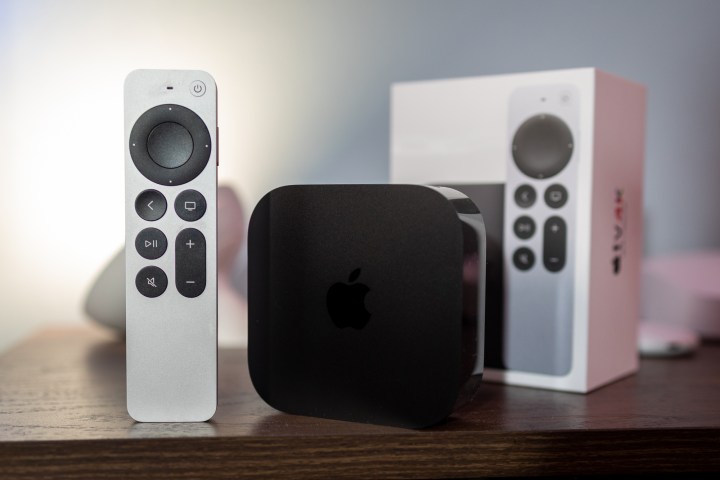 Hardware Apple TV 4K con control remoto y caja de venta al por menor.
