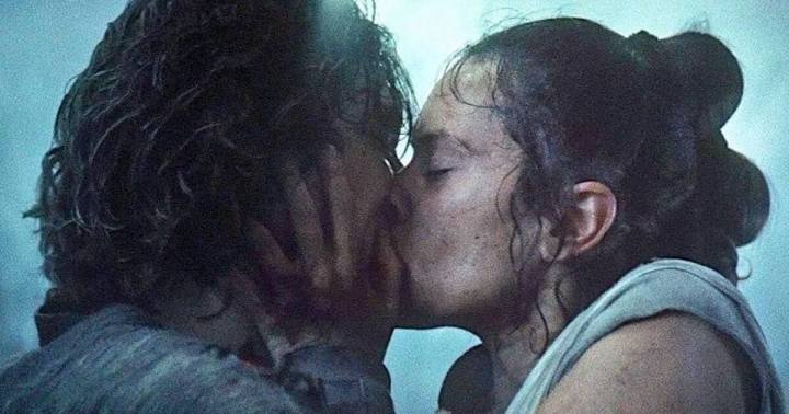 Rey y Ben Solo se besan de El ascenso de Skywalker.