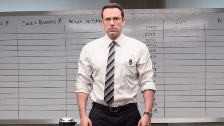 Ben Affleck está de pie en la sala frente a un tablero en The Accountant.