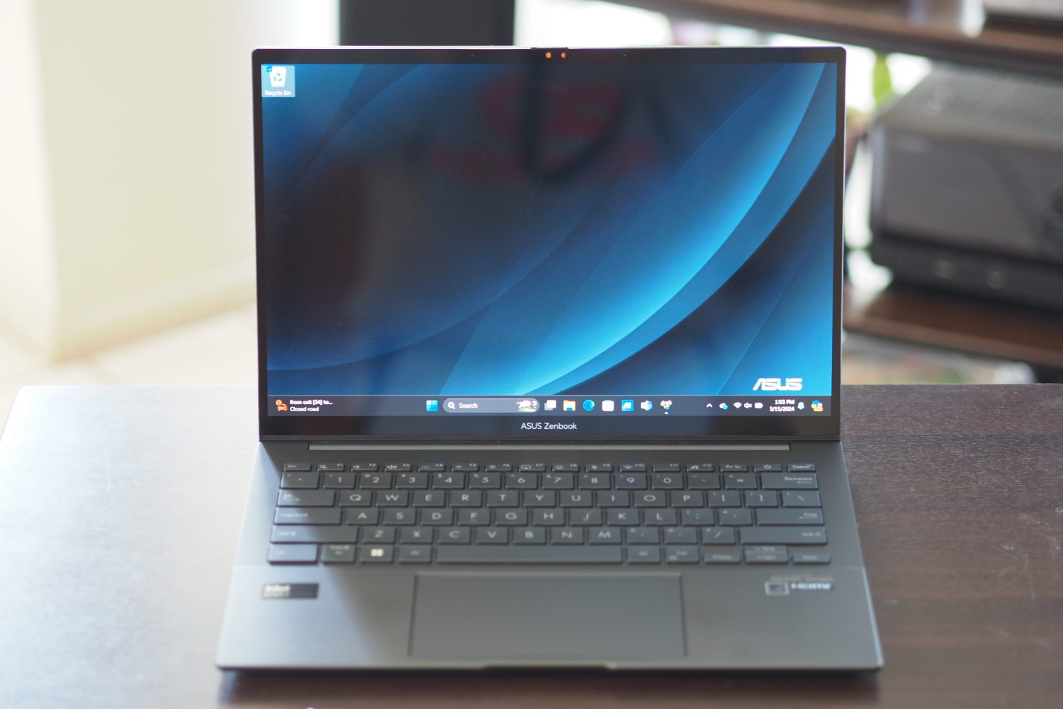 Vista frontal del Asus Zenbook 14 Q425 que muestra la pantalla y el teclado.