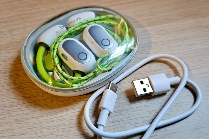 Baseus Eli Sport 1 con cable USB y cordón dentro del estuche de carga.