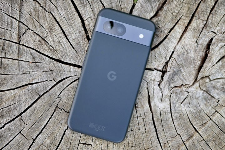 La parte trasera del Google Pixel 8a.