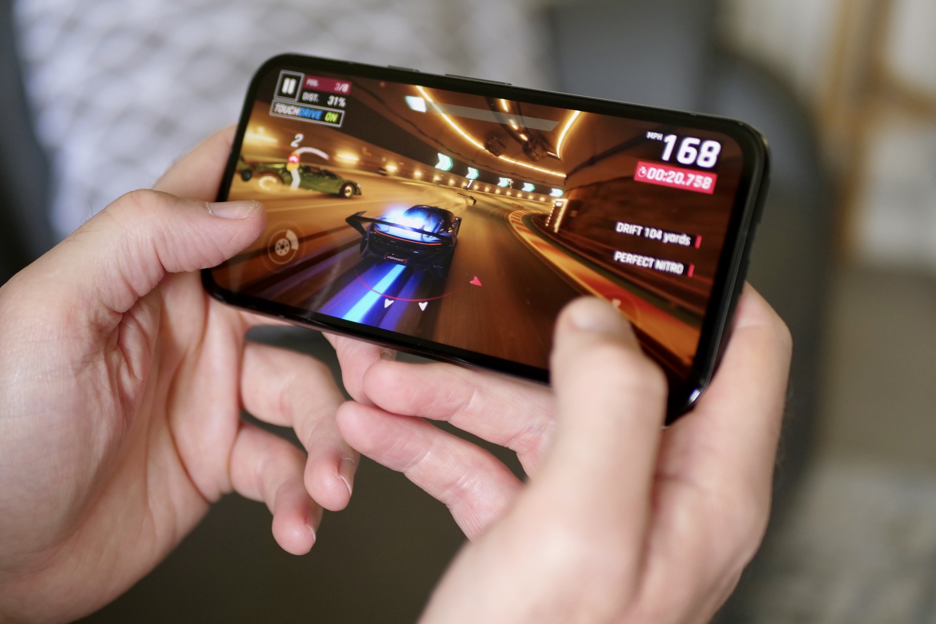 Una persona jugando un juego en el Google Pixel 8a.