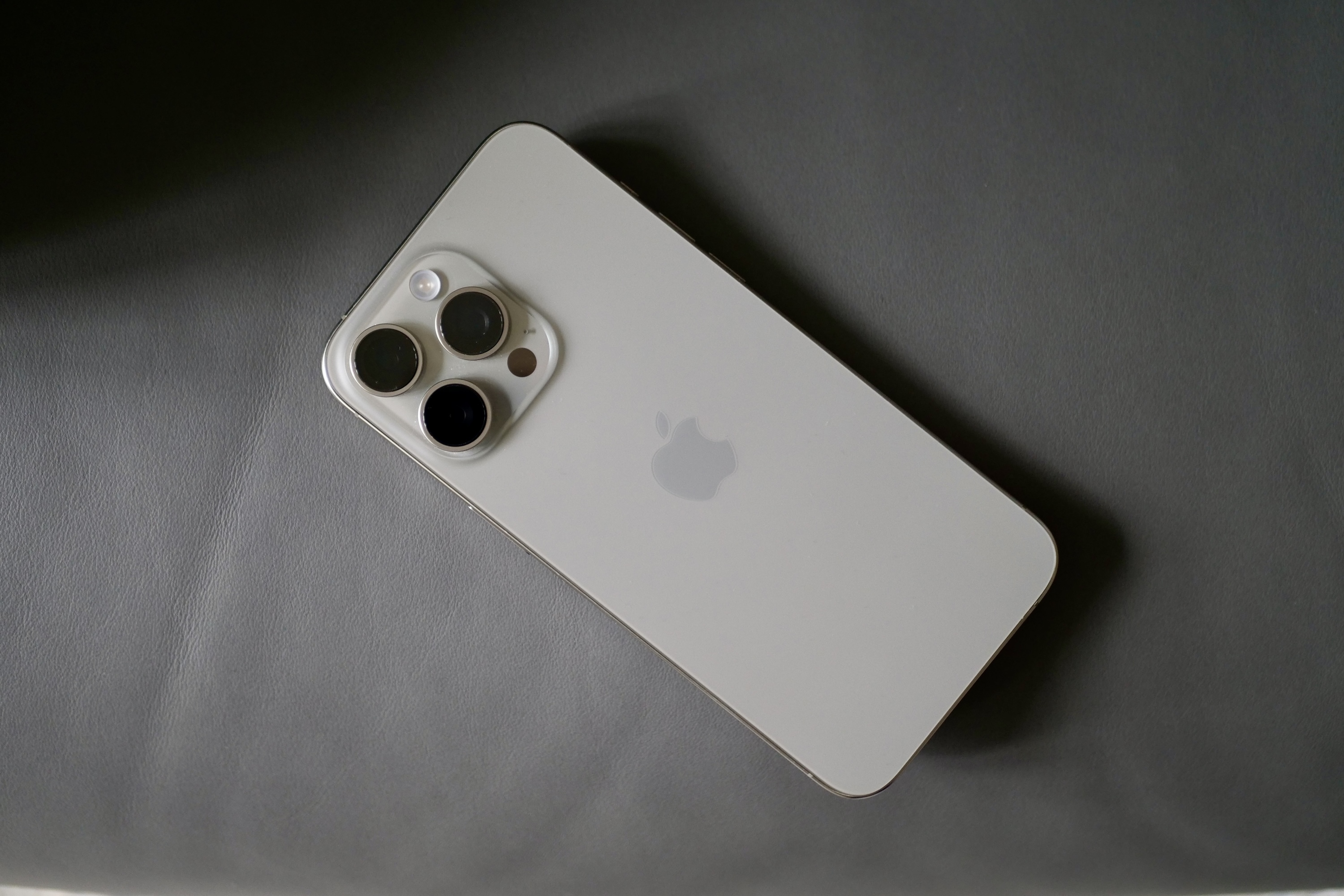 La parte trasera del iPhone 15 Pro Max.