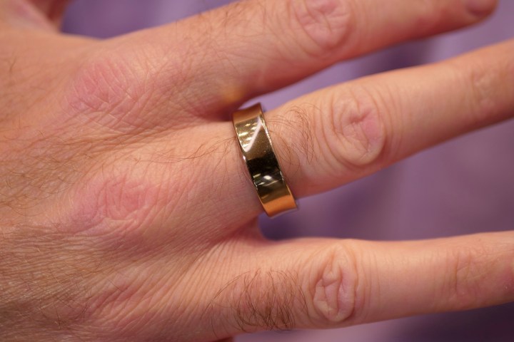 Una persona que lleva el Samsung Galaxy Ring dorado.