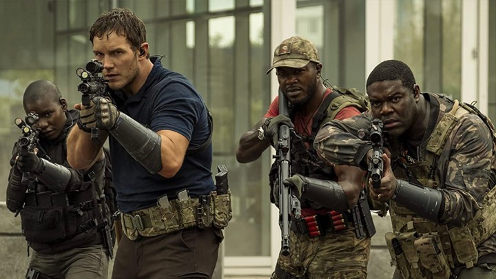 Chris Pratt liderando a otros soldados en la batalla con armas en The Tomorrow War.