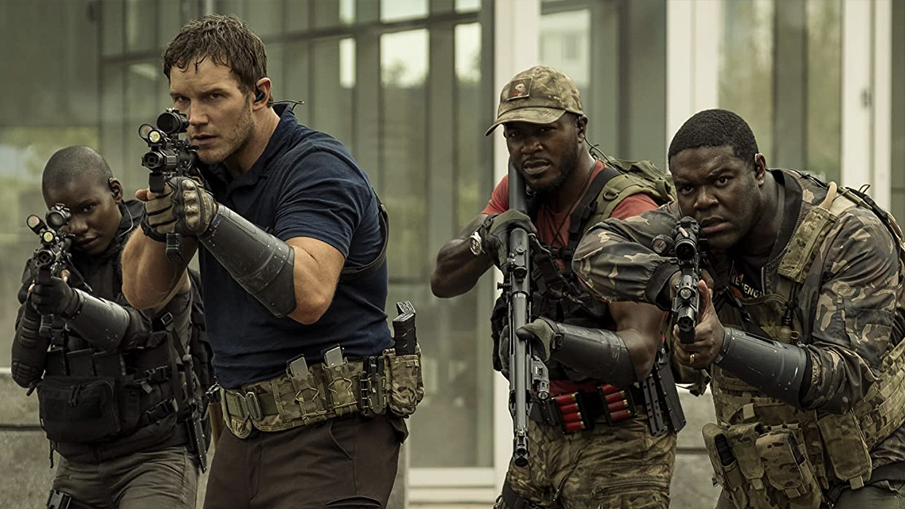Chris Pratt liderando a otros soldados en la batalla con armas en The Tomorrow War.
