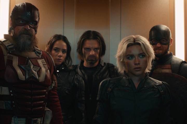 Los Thunderbolts están juntos en un ascensor.
