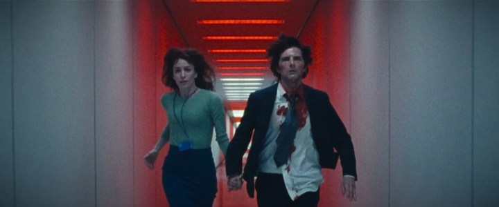 Mark y Helly corriendo por un pasillo en Lumon en la temporada 2 de "Severance".