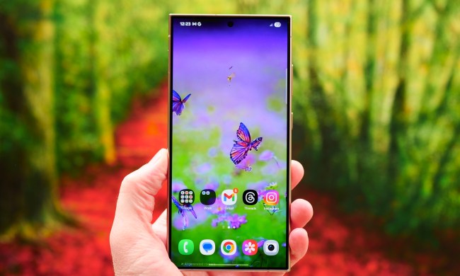 A person holding the Samsung Galaxy S24 Ultra.